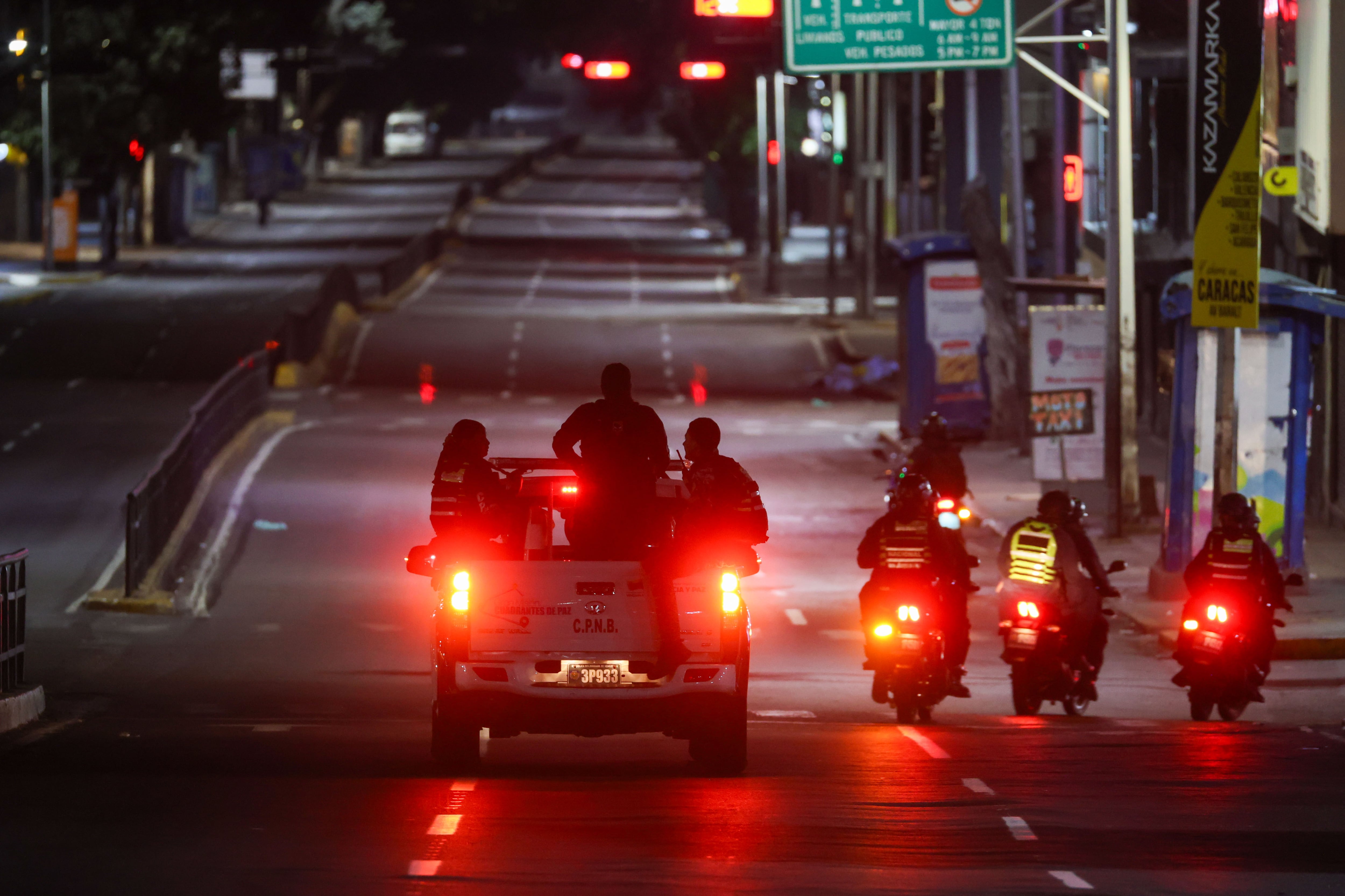 Militares custodian las inmediaciones del Palacio Presidencial de Miraflores tras varias detonaciones y explosiones en la madrugada de este sábado en Caracas.