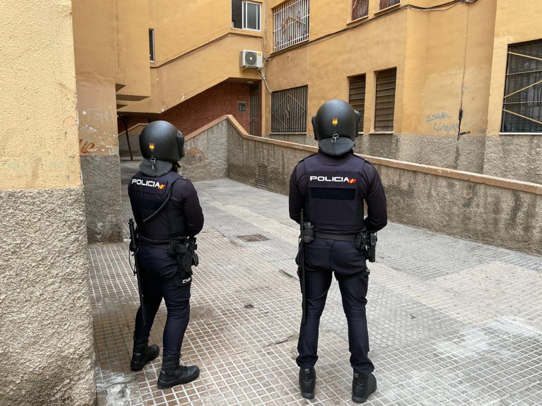 Policías delante del lugar del suceso.