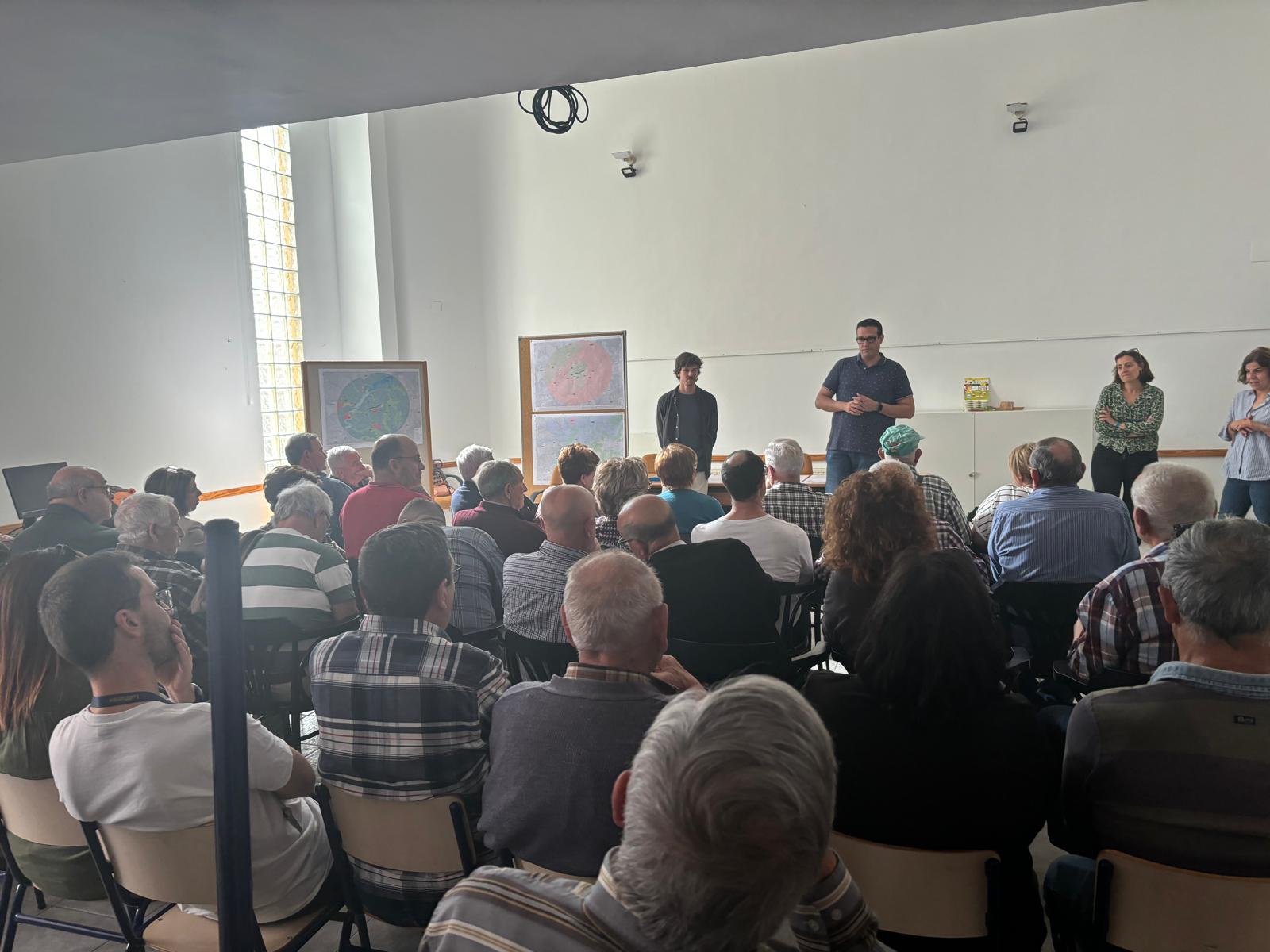 Una imagen del taller celebrado en Benimarfull sobre el estudio de integración paisajística del proyecto básico de la ronda en la CV-700.