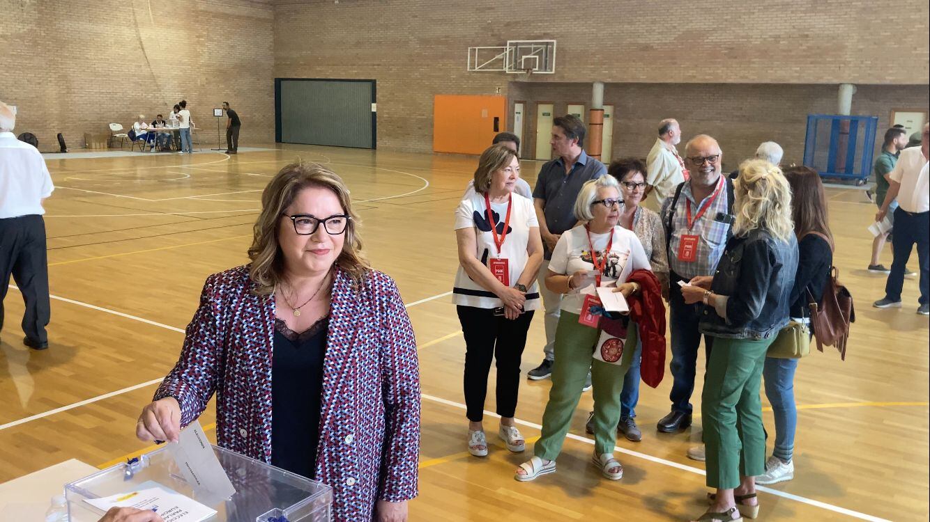 Rosa Serrano, en la lista del PSOE a las europeas, vota en Huesca