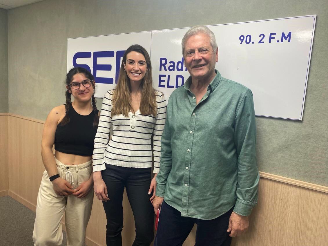 Las alumnas de Grado de Nutrición junto con el presidente de ADEC, Fernando de la Torre