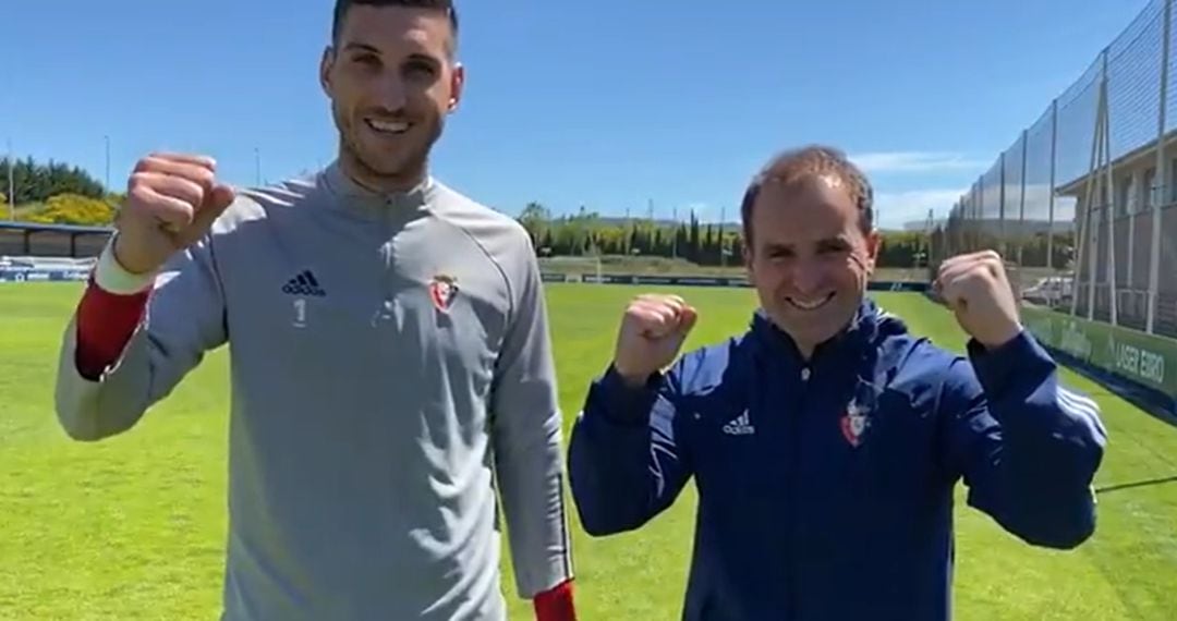 El guardameta de Osasuna Sergio Herrera y su entrenador, Jagoba Arrasate