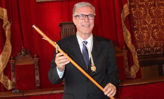 Josep Fèlix Ballesteros entomant la vara d'alcalde