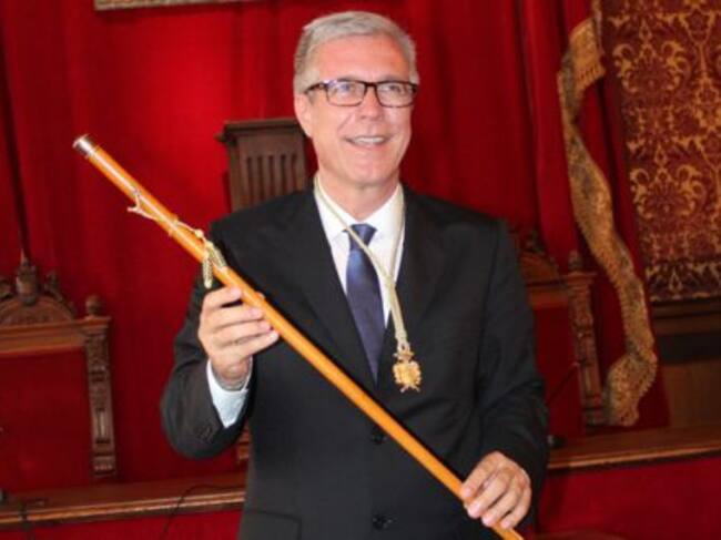 Josep Fèlix Ballesteros entomant la vara d'alcalde