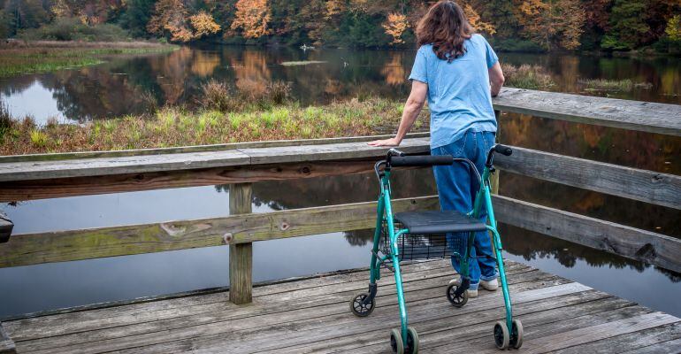 Imagen de una paciente con esclerosis múltiple, con problemas de movilidad