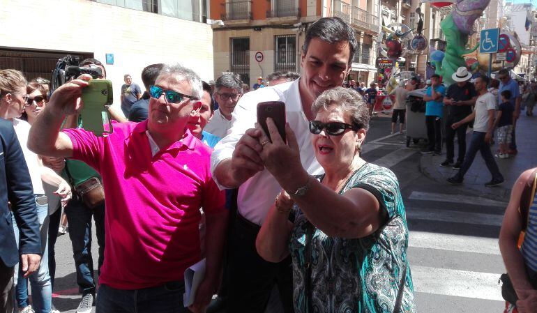 Pedro Sánchez llega a la plaza del Ayuntamiento para visitar la Hoguera Oficial