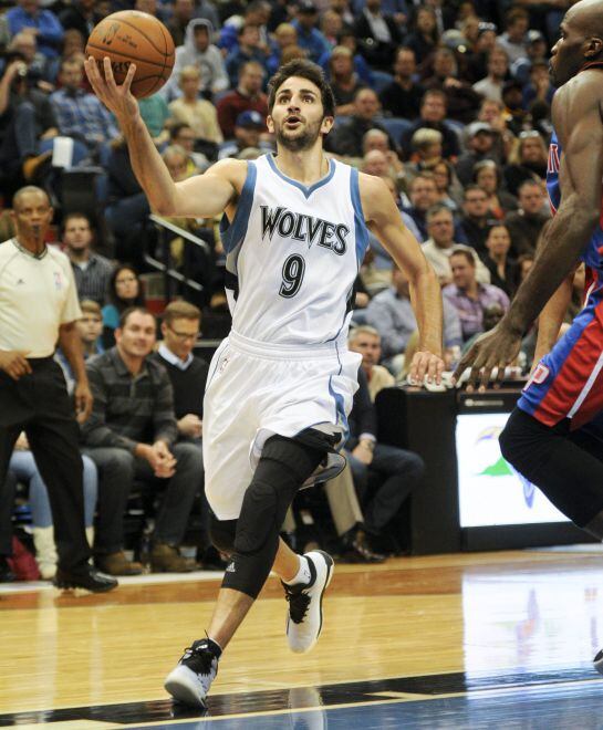 MSP38 - MINNEAPOLIS (EE.UU.), 30/10/2014.- Ricky Rubio de los Minnesota Timberwolves lanza contra los Detroit Pistons hoy, jueves 30 de octubre de 2014, durante su partido de la NBA en el Target Center in Minneapolis, Minnesota (EE.UU.). EFE/ CRAIG LASSIG