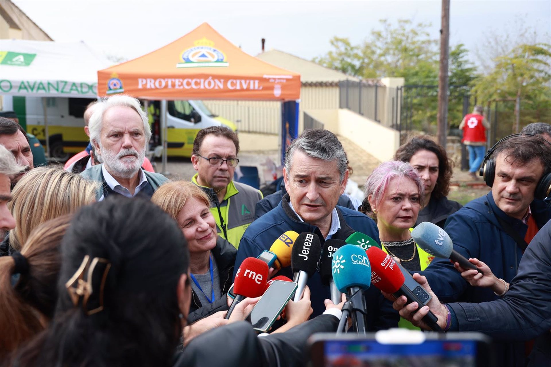 El consejero de Presidencia e Interior, Antonio Sanz, atiende a los medios en el puesto de mando avanzado por el temporal de lluvias