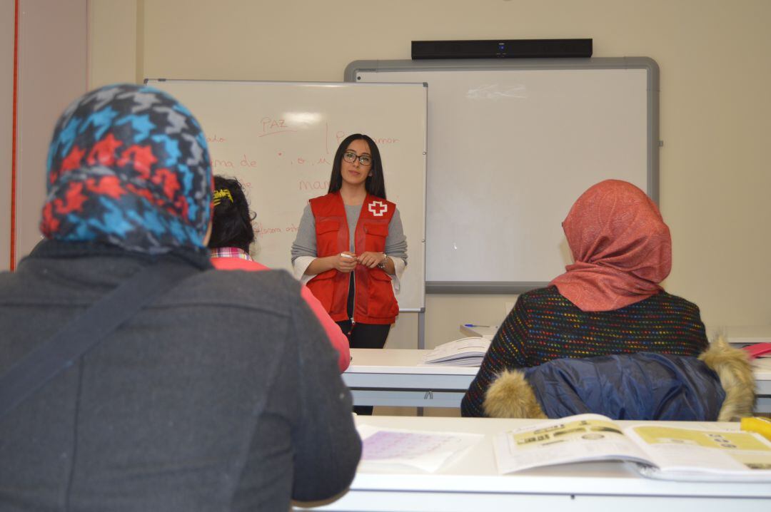 Mujeres solicitantes de asilo en Alicante reciben formación en uno de los cursos de primera acogida que ofrece Cruz Roja.
