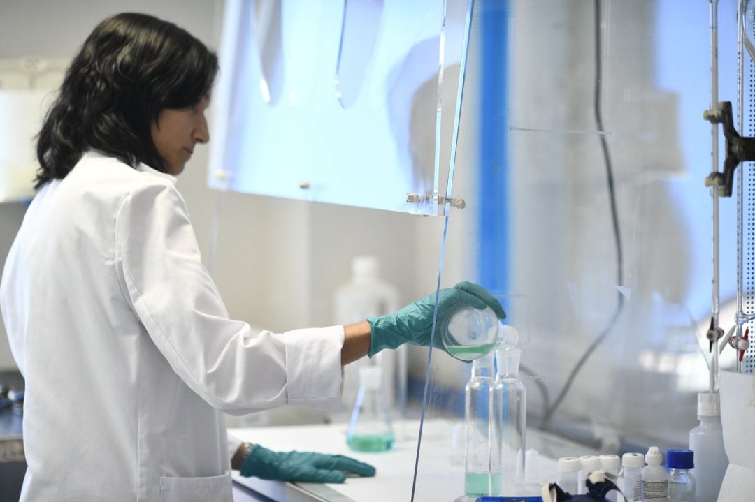 Una investigadora trabaja en un laboratorio