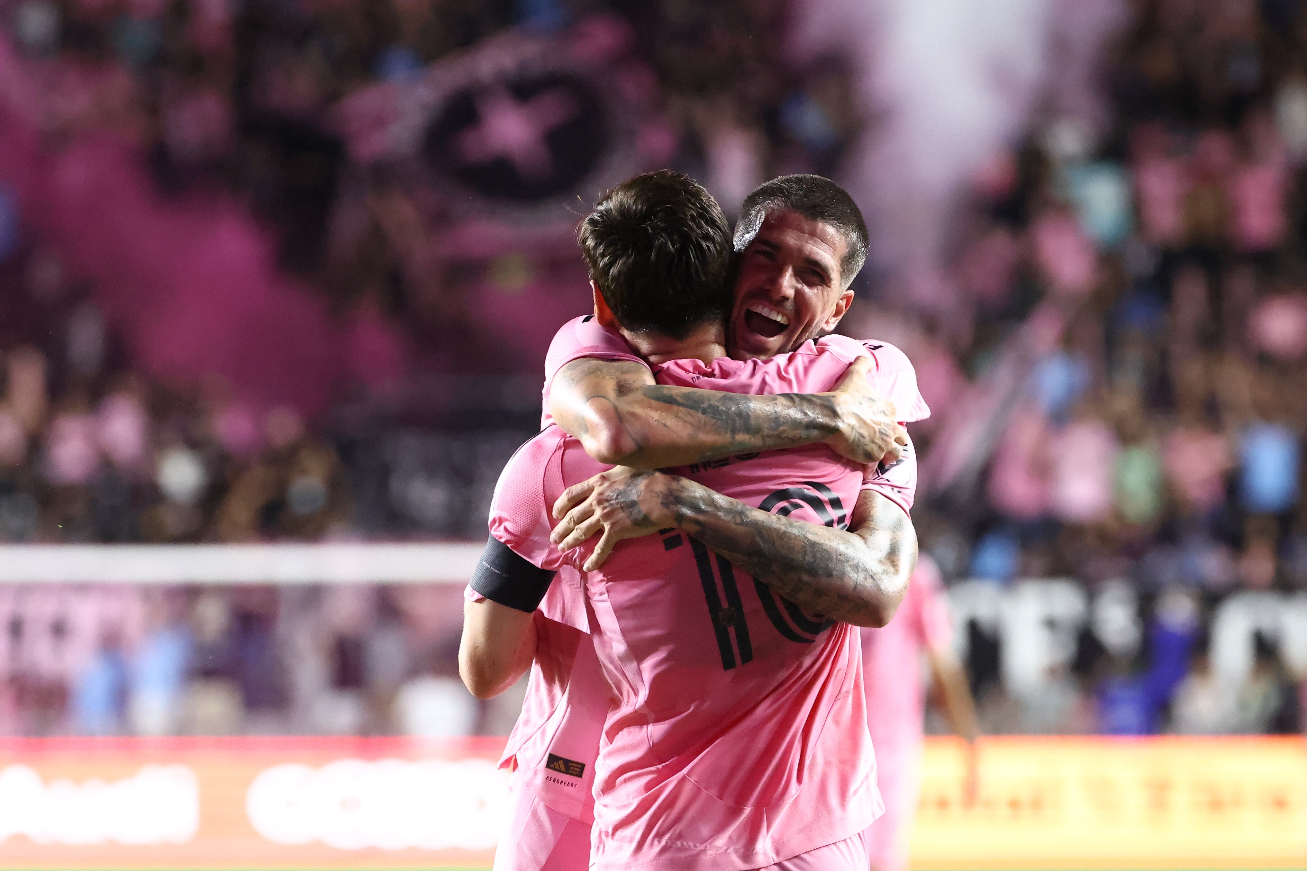 Rodrigo de Paul abraza a su compañero Lionel Messi durante un partido contra el Nashville SC