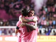 Rodrigo de Paul abraza a su compañero Lionel Messi durante un partido contra el Nashville SC