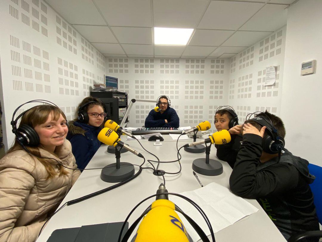 Alumnos del San Juan Bosco que quieren aprender a hacer podcast nos han visitado en nuestra emisora 