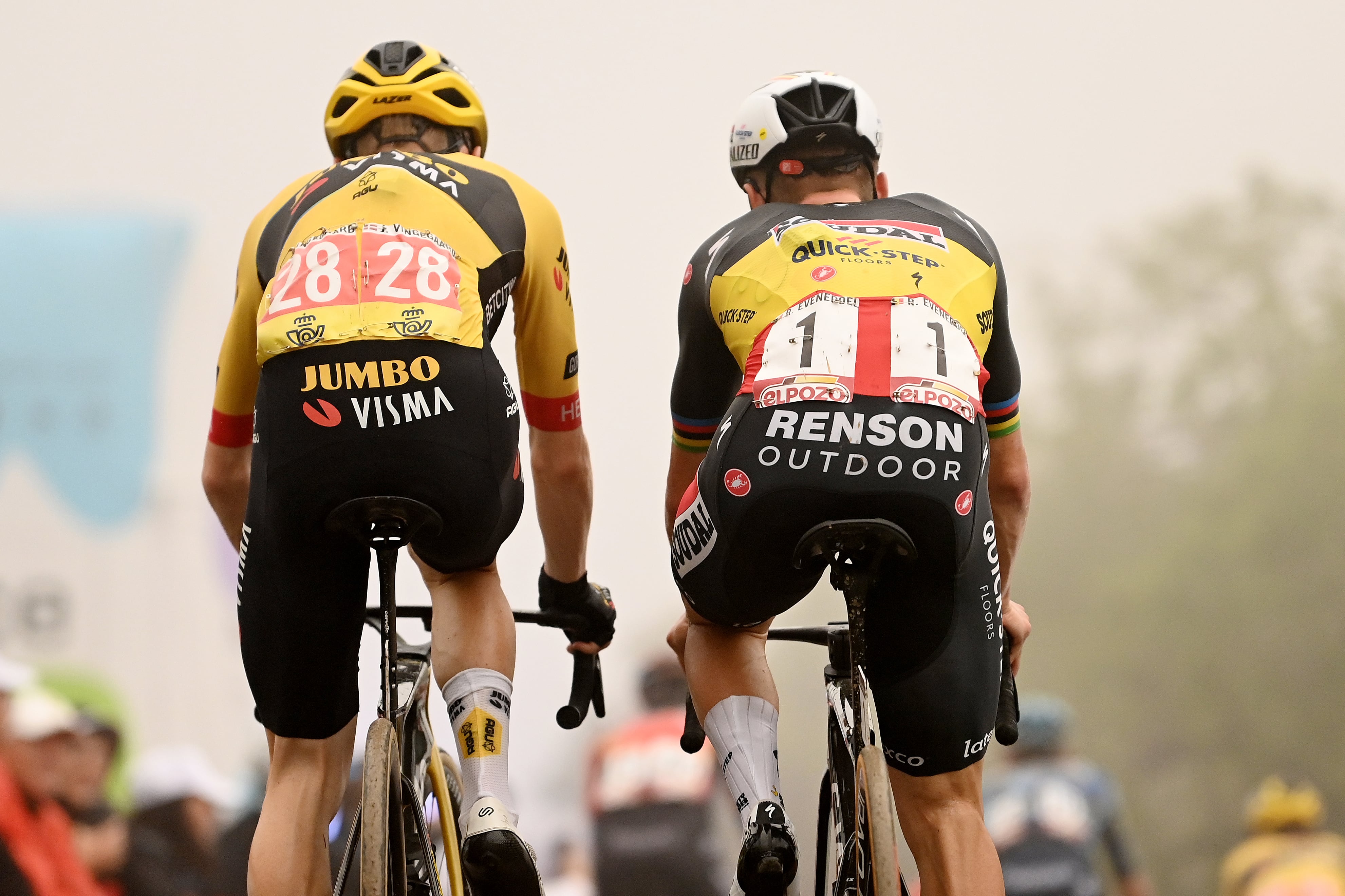 Jonas Vingegaard y Remco Evenepoel hablan durante una etapa de La Vuelta