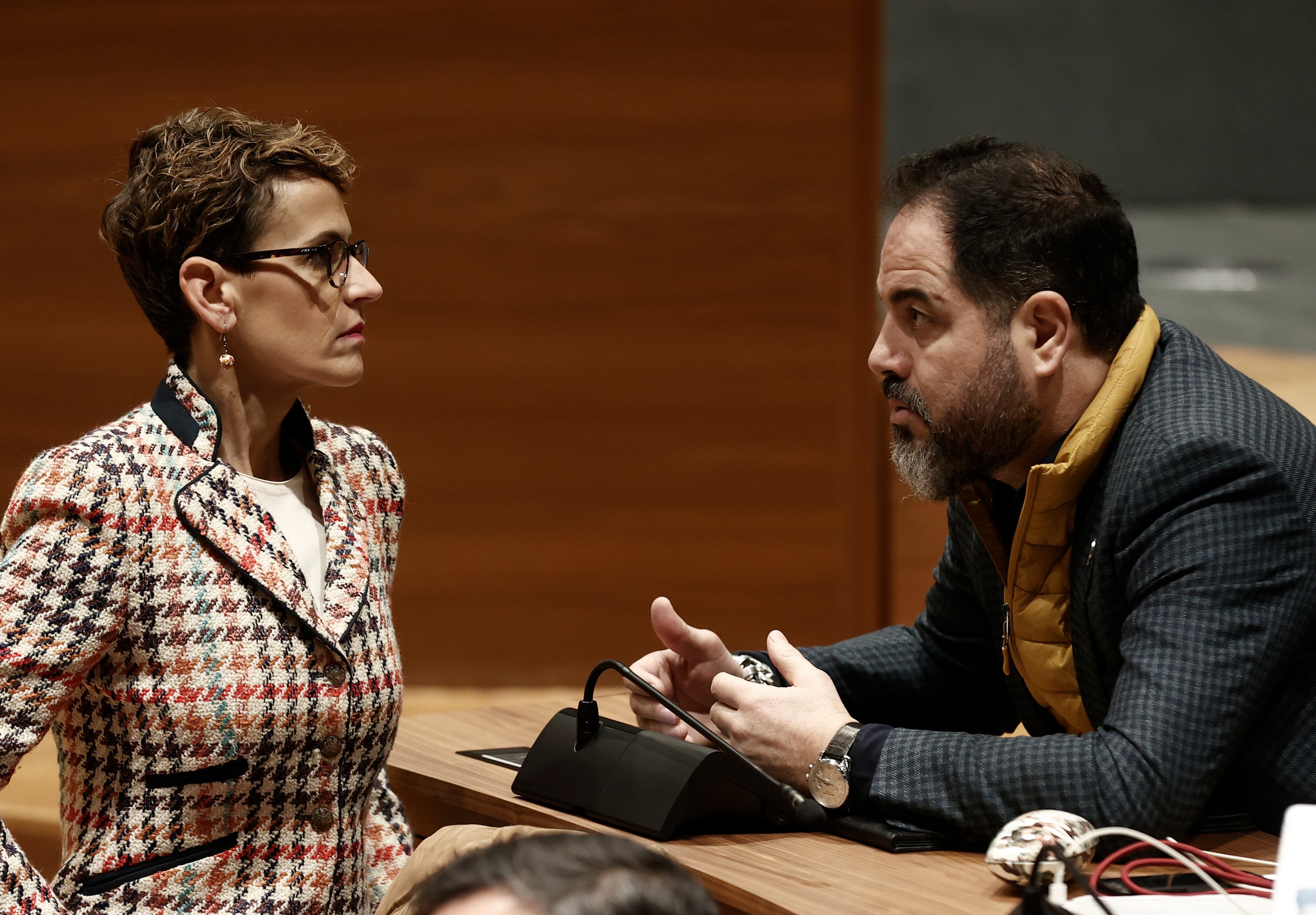 La presidenta del Gobierno de Navarra, María Chivite, y el parlamentario del PSN, Ramón Alzorriz en el inicio del Pleno del Parlamento de Navarra que celebra este jueves su primera sesión plenaria de 2023, en la que, entre otras cuestiones, se interpela al Gobierno sobre prevención de riesgos laborales