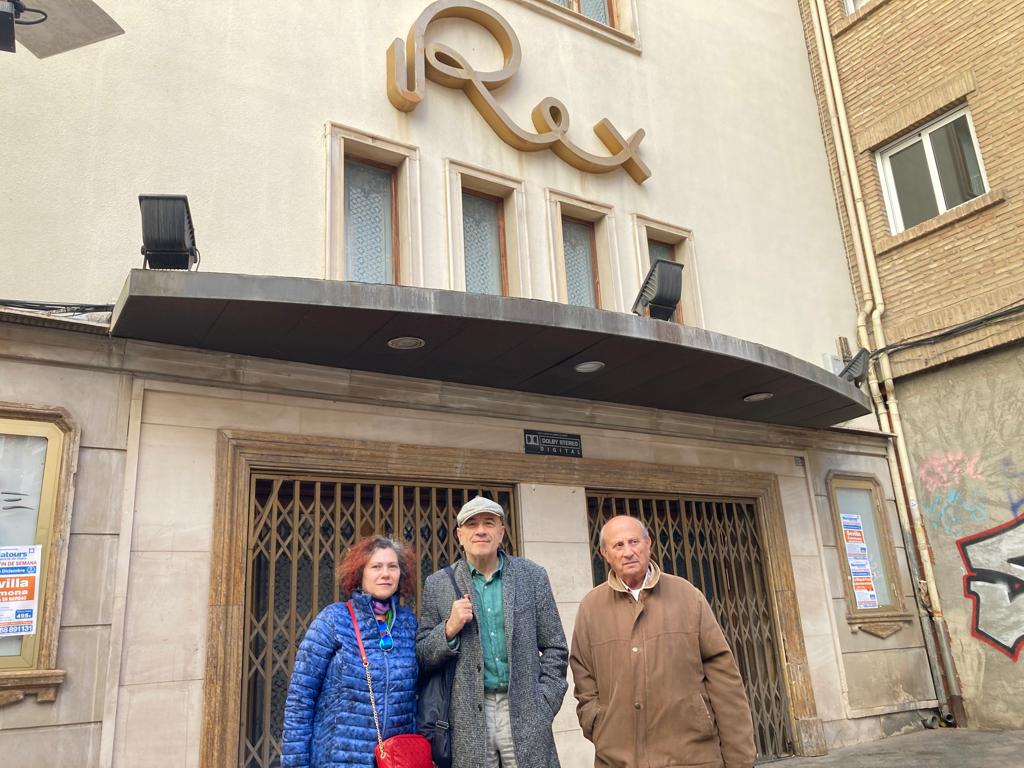 Agustín García, en el centro de la imagen, con otros dos integrantes de la plataforma &#039;Cine Rex Vivo&#039;