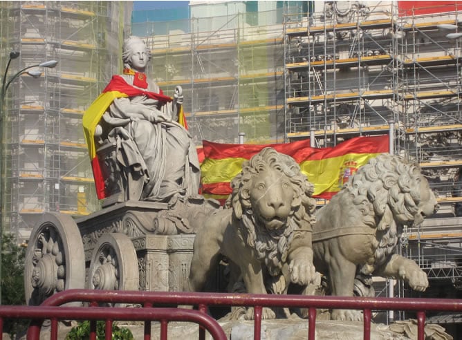 La Cibeles engalanada con los colores de España