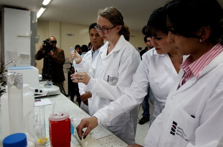 Un grupo de investigadoras trabaja en un laboratorio español.