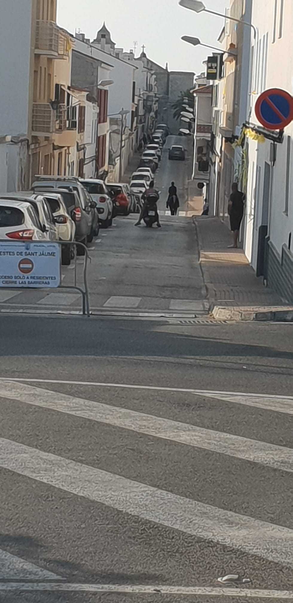 Carrer de Maó, con jinetes de camino al centro de Es Castell