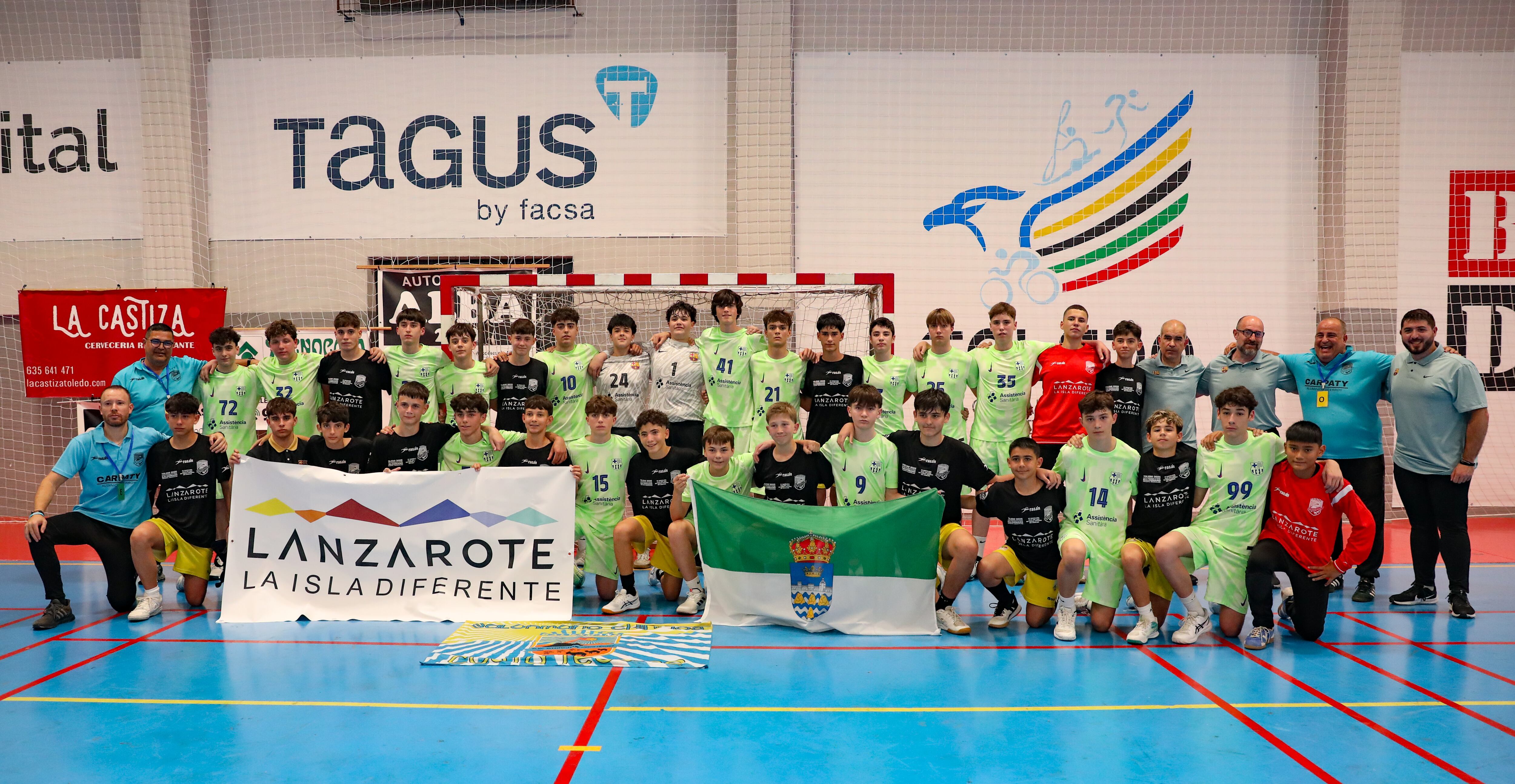 Jugadores y técnicos del equipo infantil de balonmano 'Chinijos Ortopedia Carmen' de Costa Teguise.