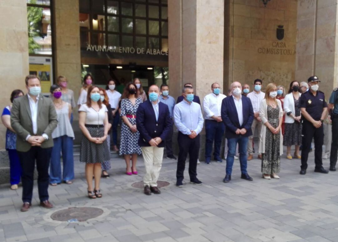 Concentración a las puertas del Ayuntamiento de Albacete