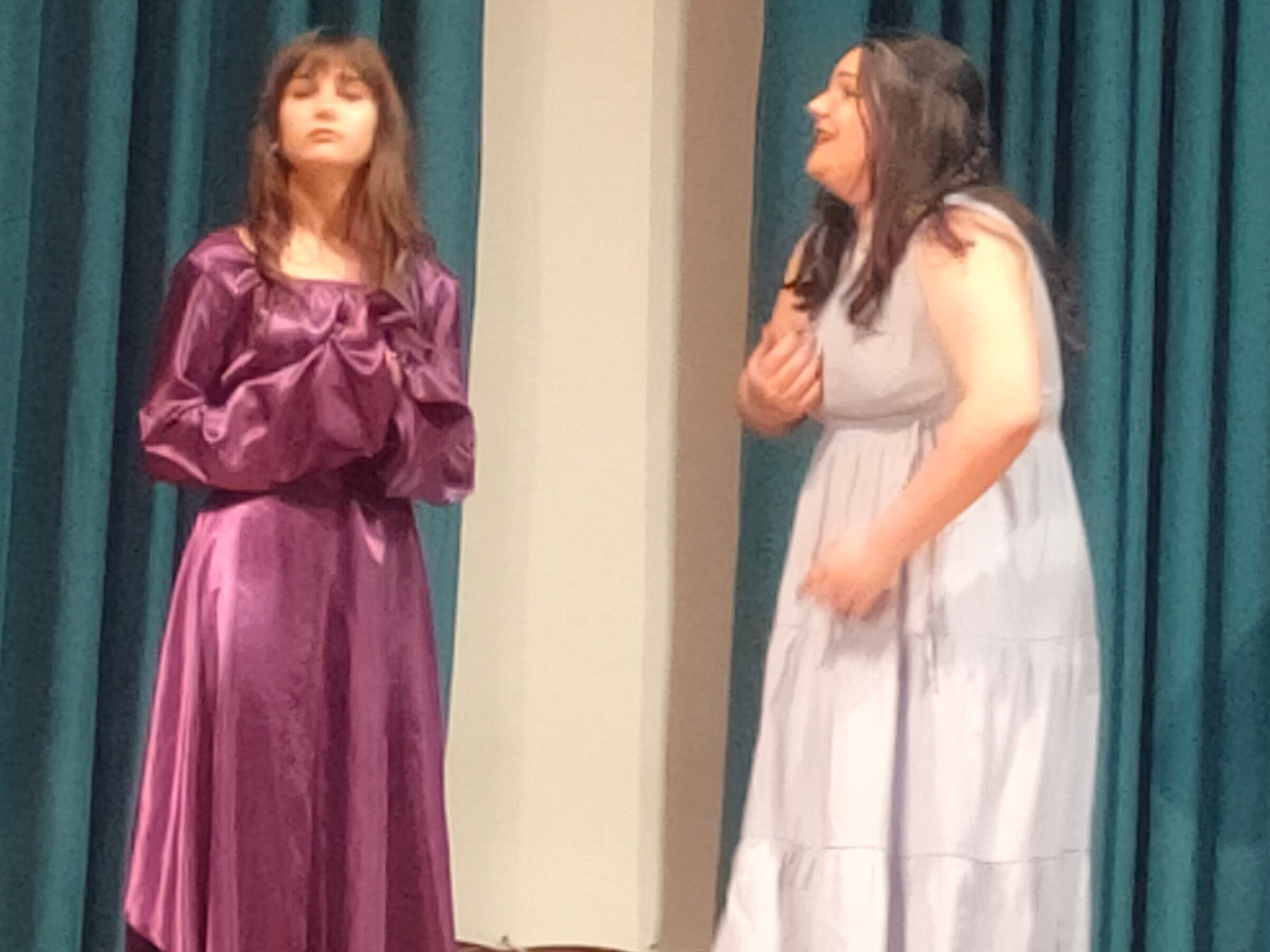 Iris i Carla interpretant el teatre amb el que han aconseguit el tercer premi