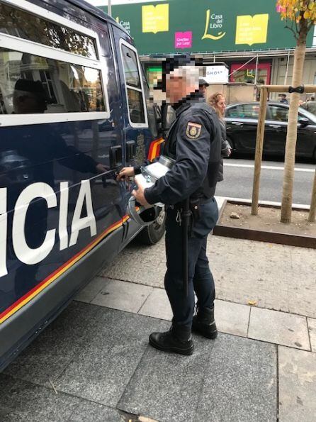 Un policía con las ventosas requisadas