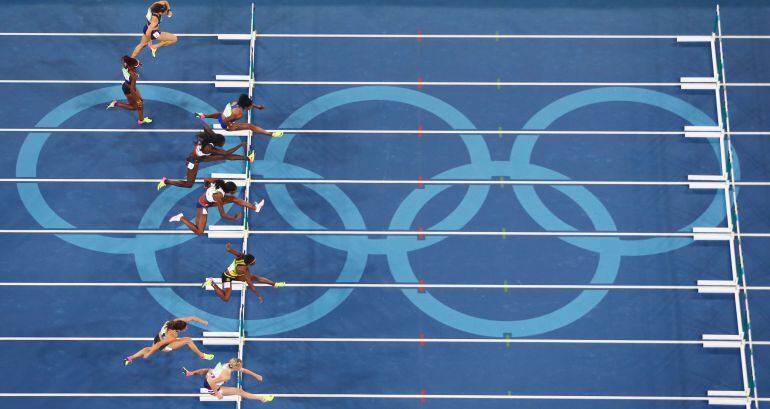 Varias atletas participan en una serie de los 100 metros lisos femeninos de Río 2016.