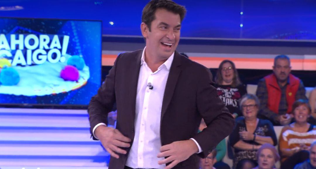 Arturo Valls se ríe con una concursante de &#039;¡Ahora Caigo!&#039;