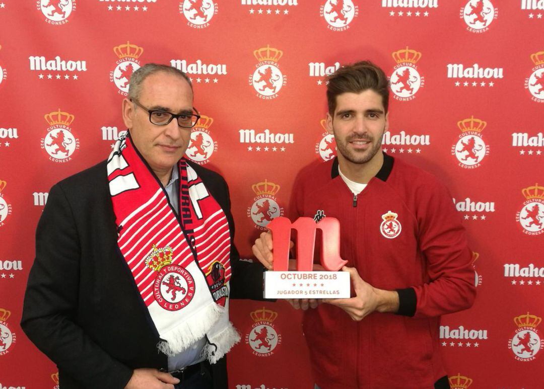 Mahou agasajó al jugador del ems en la Cultural, Iván González