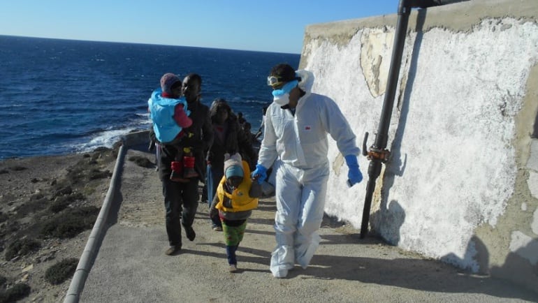 Menores atendidos por la Armada en la Isla de Alborán.