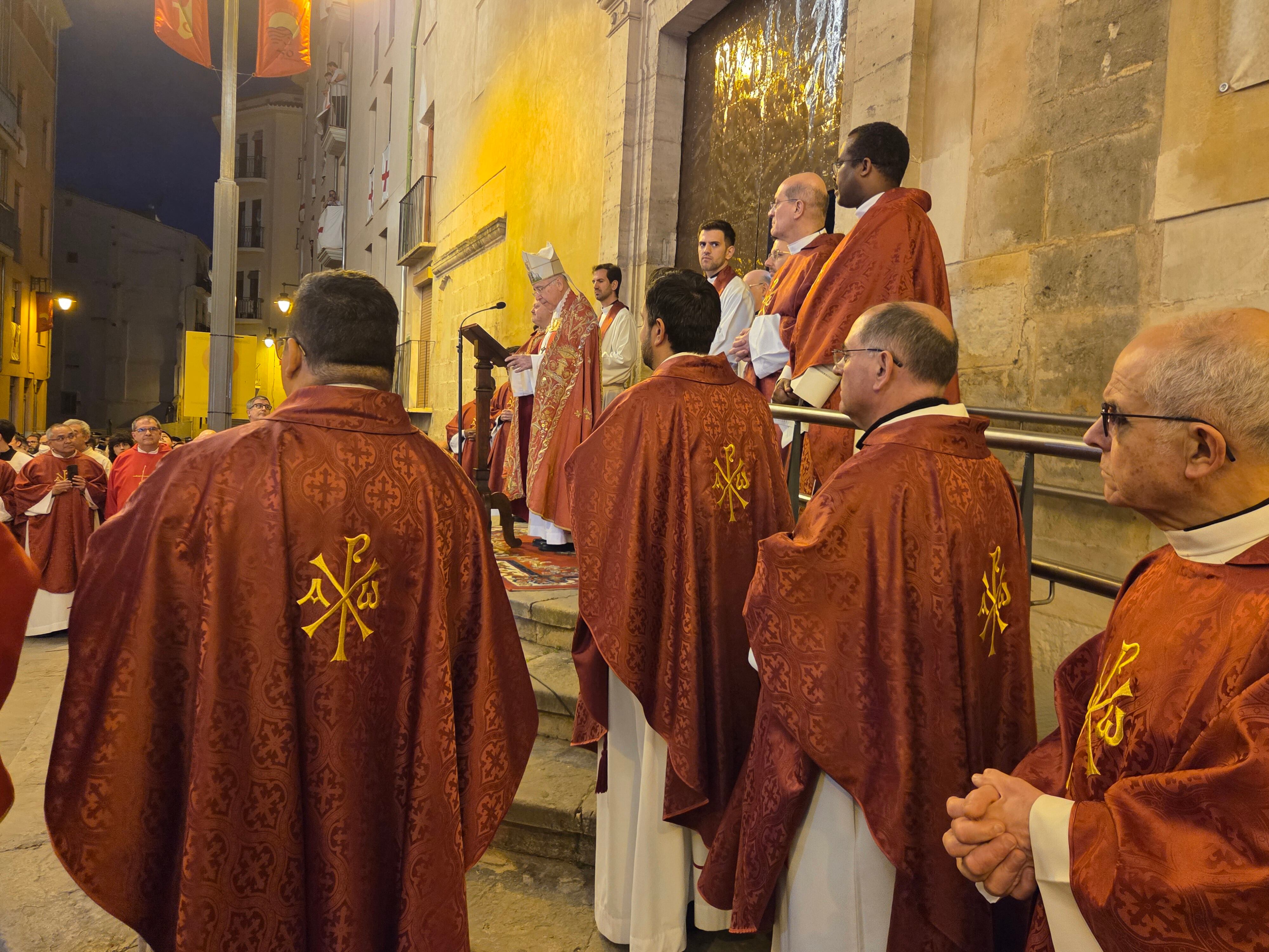 Monseñor José Vilaplana ha dirigido unas breves palabras antes de la apertura de la Puerta Santa