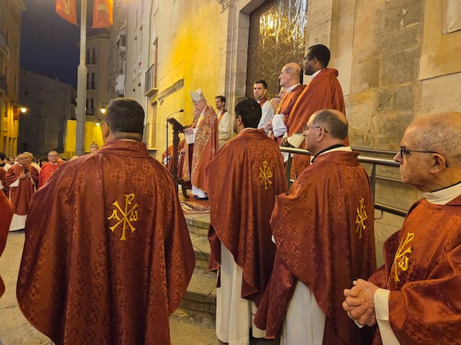 Monseñor José Vilaplana ha dirigido unas breves palabras antes de la apertura de la Puerta Santa