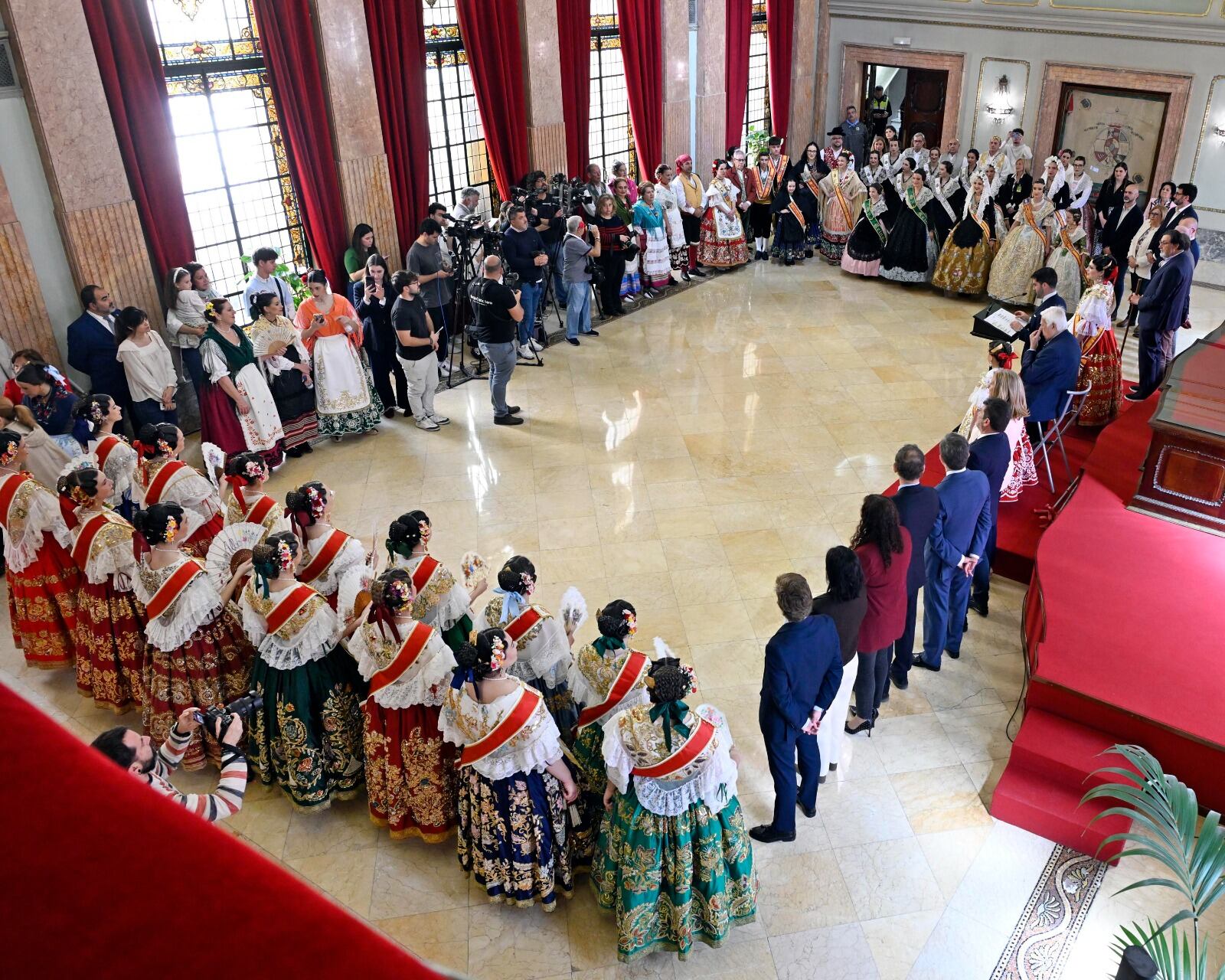 Recepción de las Reinas de la Huerta 2026, sus Cortes de Honor y delegaciones invitadas en el Ayuntamiento