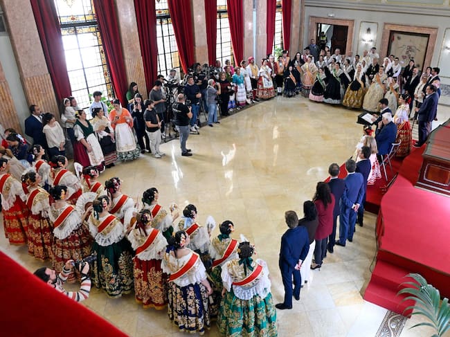 Recepción de las Reinas de la Huerta 2026, sus Cortes de Honor y delegaciones invitadas en el Ayuntamiento