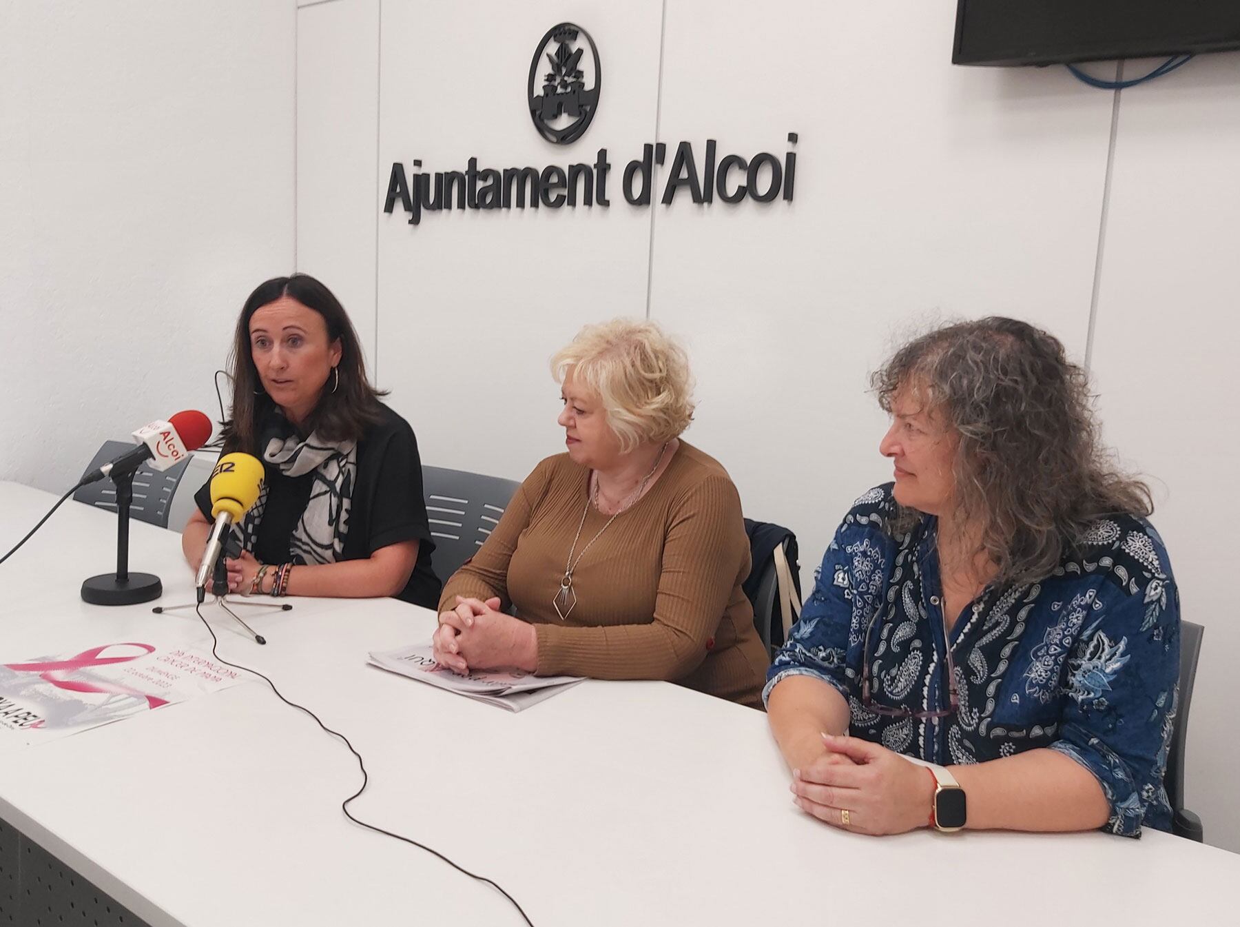 Aroa Mira, Rosa Mari Payá y Marcela Ripoll, durante la presentación de la marcha
