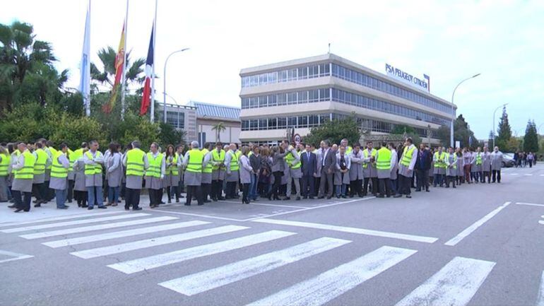 Trabajadores y dirección se concentraron a las doce de este lunes a las puertas de la planta viguesa de PSA Peugeot Citroën para mostrar su repulsa por los atentados del pasado viernes en París.