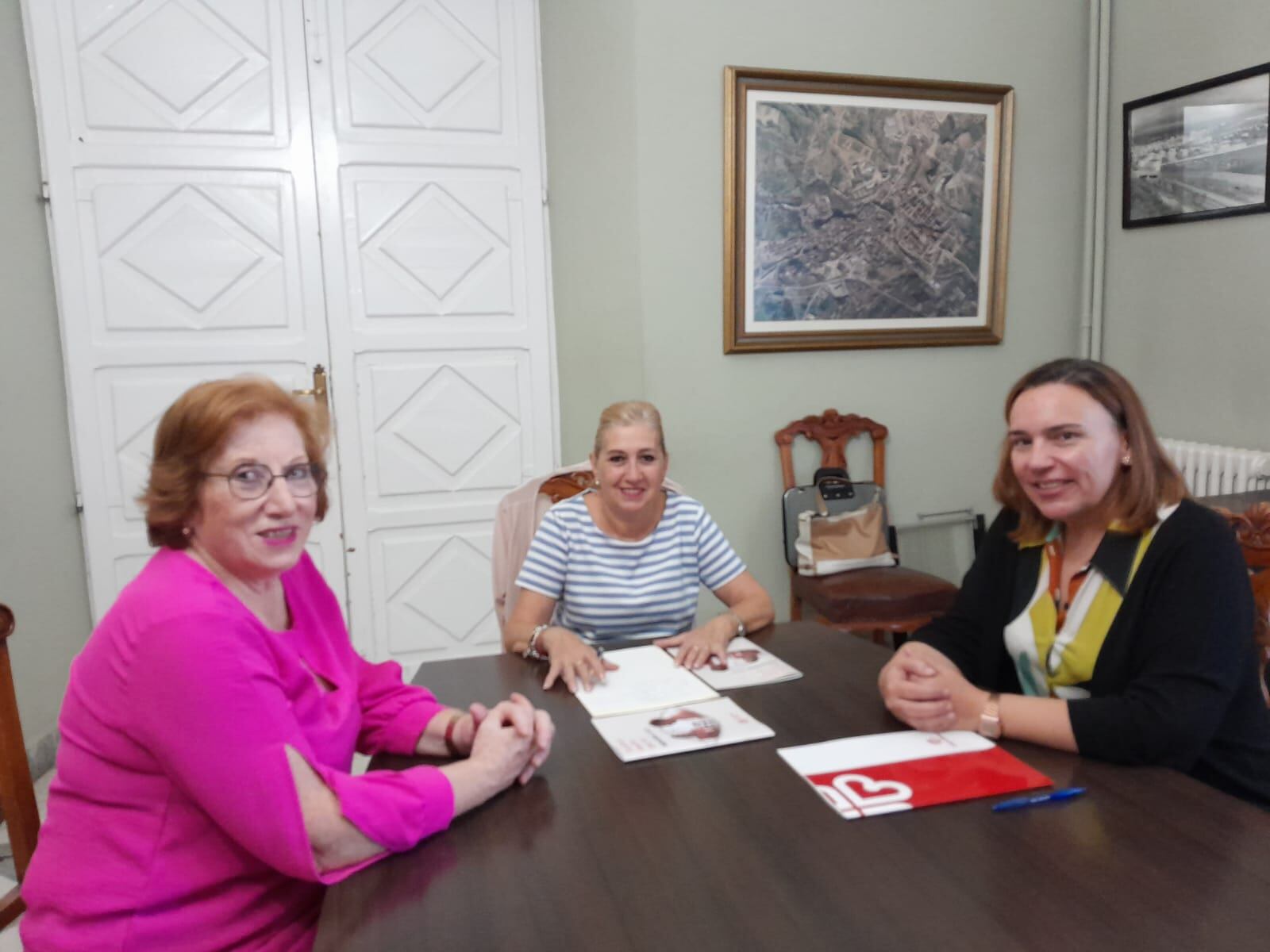 Reunión de la concejal, Ana Barón, con las representantes de Cártitas