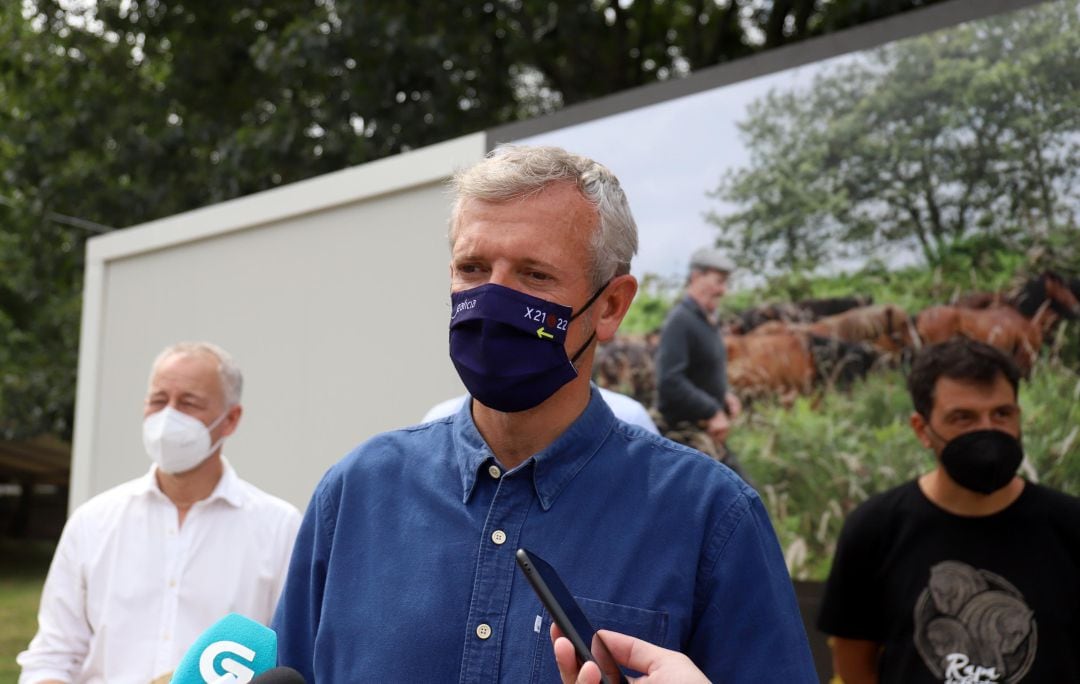 Alfonso Rueda este jueves atendiendo a los medios