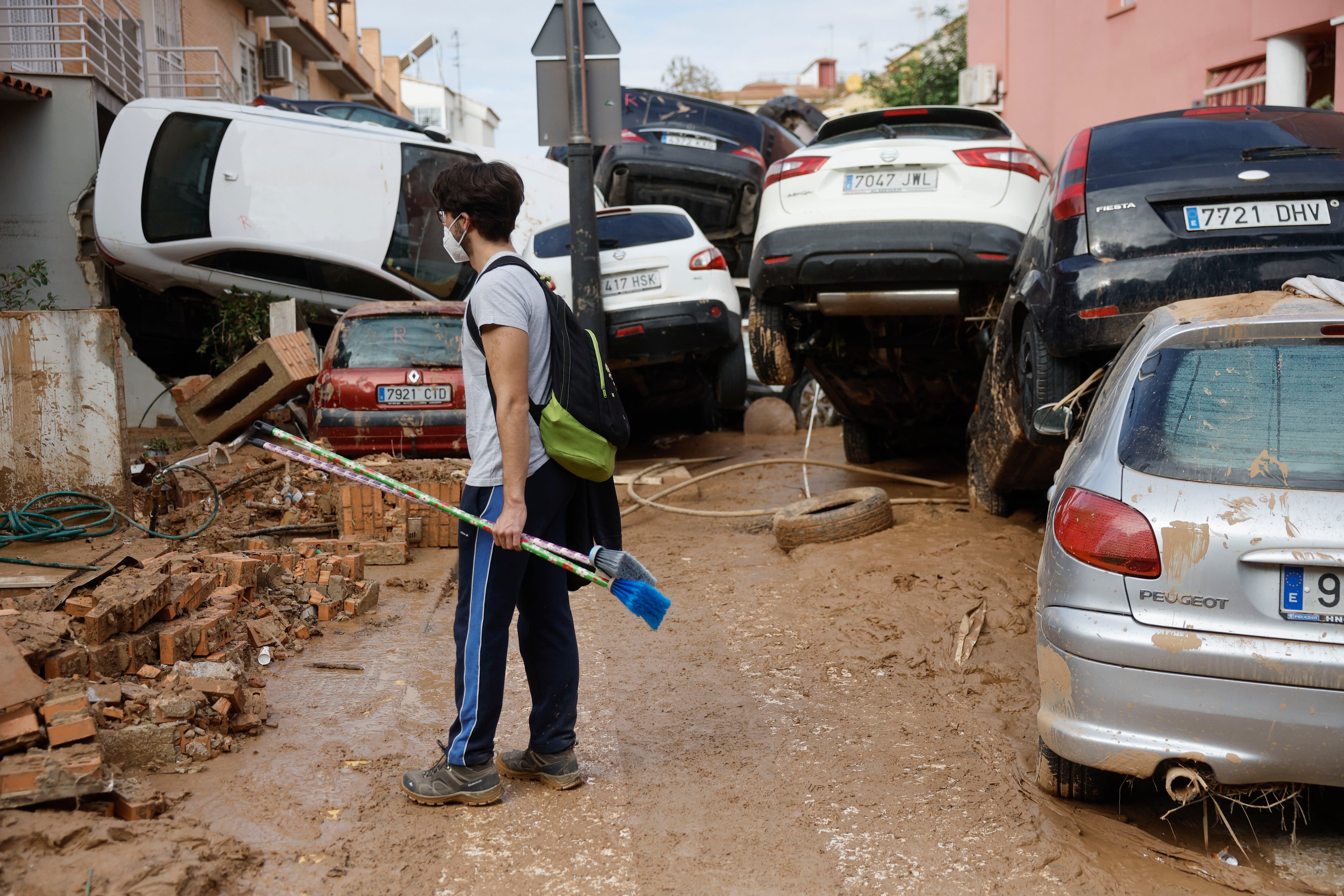 Labores de limpieza en una calle de la localidad de Alfafar, en Valencia, este sábado, una de las zonas más afectadas por la dana que ha provocado ya 211 víctimas mortales en la Comunidad Valenciana. EFE/Kai Försterling