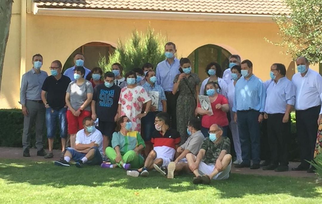 Los reyes de España con los trabajadores y usuarios de Aspadec en Cuenca en la visita del 2 de julio de 2020.