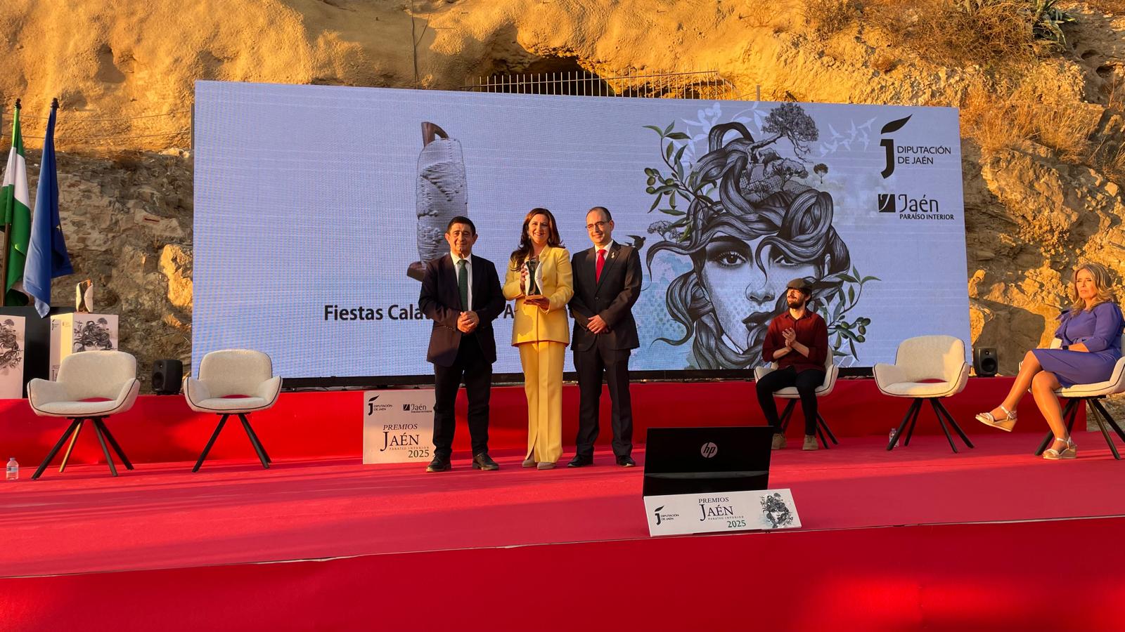 El presidente de la Diputación entrega el premio a las &#039;Fiestas Calatravas de Alcaudete&#039;, que recogen la alcaldesa, Yolanda Caballero, y el concejal de Turismo. Rafael Yeguas