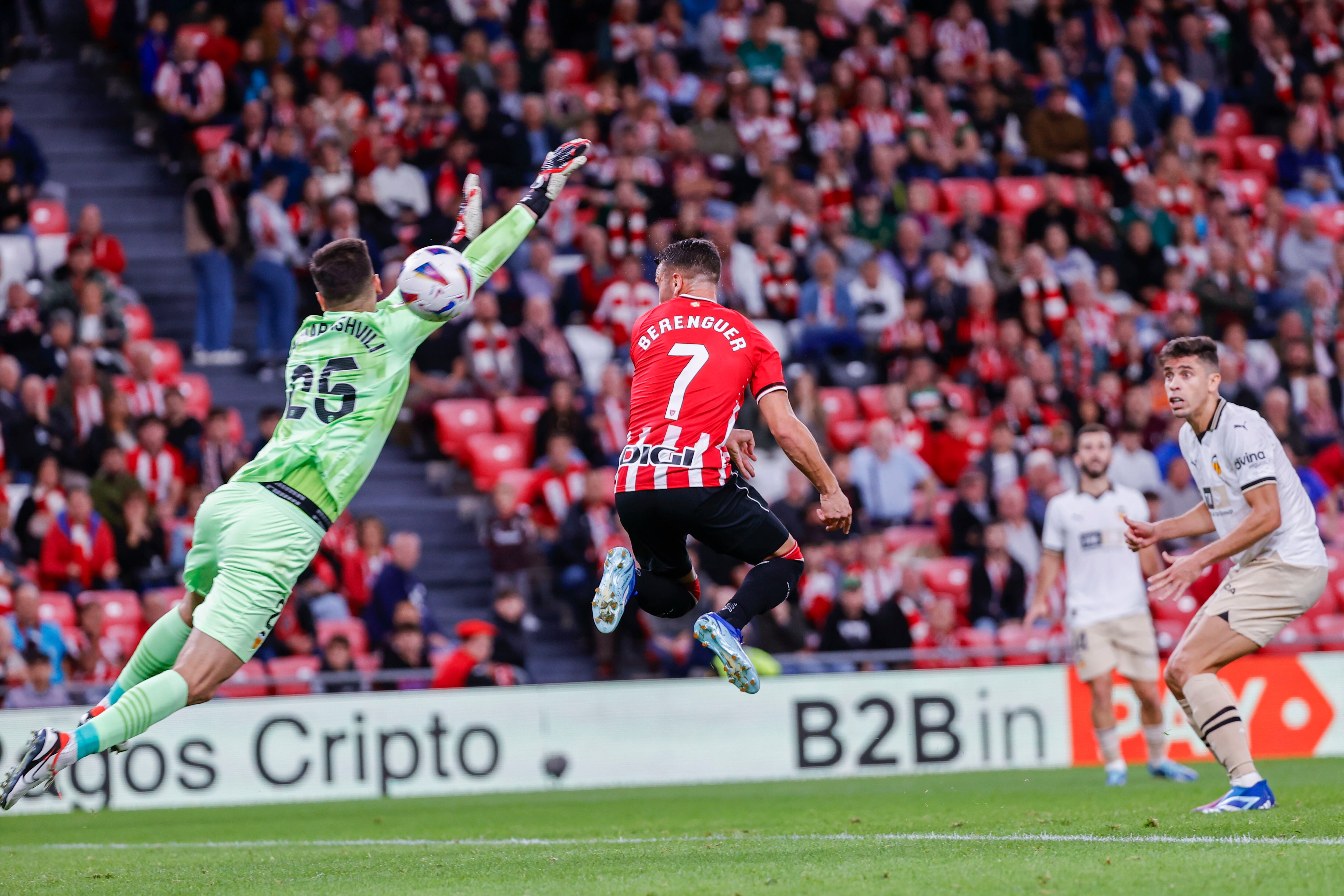 BILBAO (ESPAÑA), 29/10/2023.- El delantero del Athletic Club Alex Berenguer (c) marca el gol del empate (2-2) durante el partido correspondiente a la jornada 11 de LaLiga que Athletic Club y Valencia disputan este domingo en el estadio San Mamés de Bilbao. EFE/ Luis Tejido