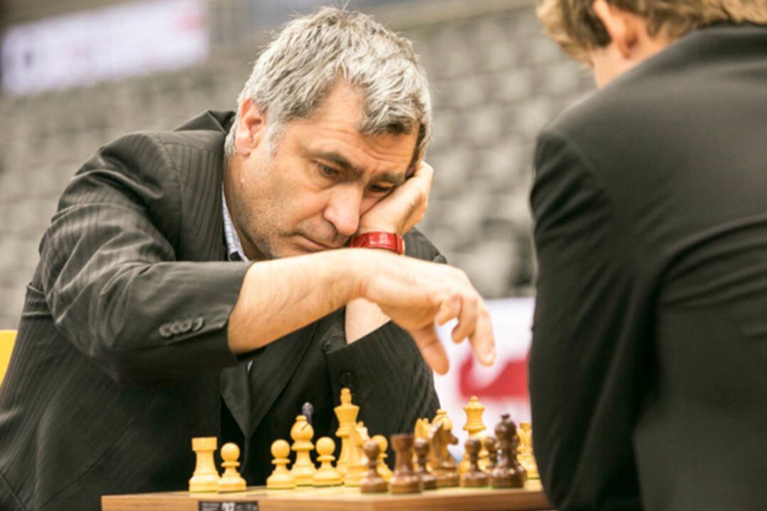 Ivanchuk mueve pieza durante la última edición del torneo