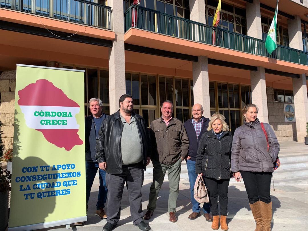Presentación del partido 'Córdoba Crece' a las puertas del Ayuntamiento de Córdoba