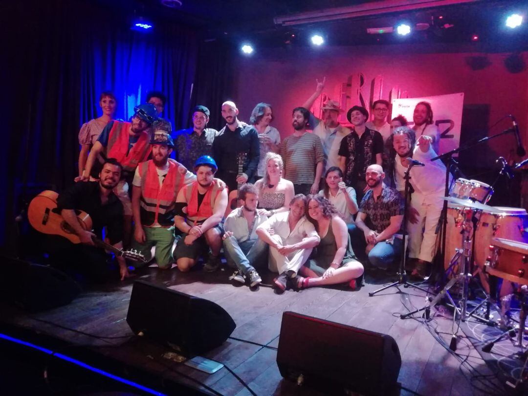 Foto de familia en el escenario del Café Berlín de la segunda edición de Suena Madrid