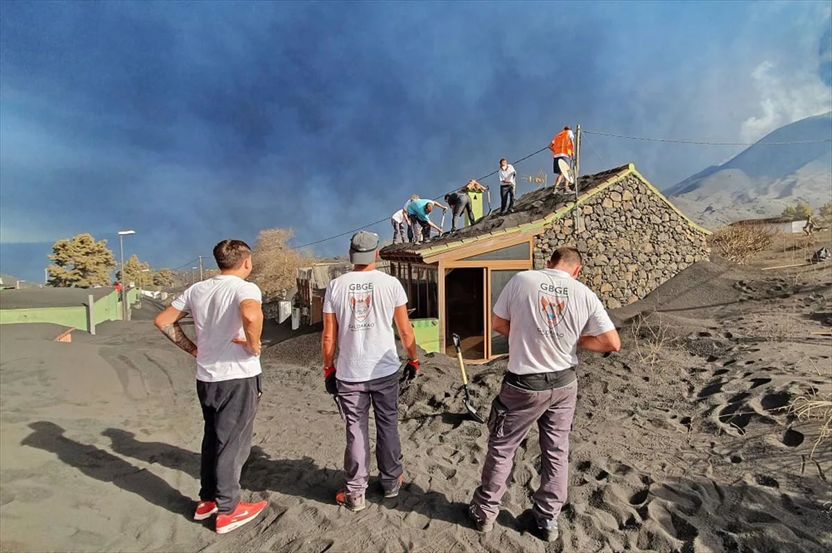 Galdakaoko Boluntarioen Gizarte Elkartea en la erupción volcánica de la Palma.  Enviaron a 450 personas durante 5 meses.