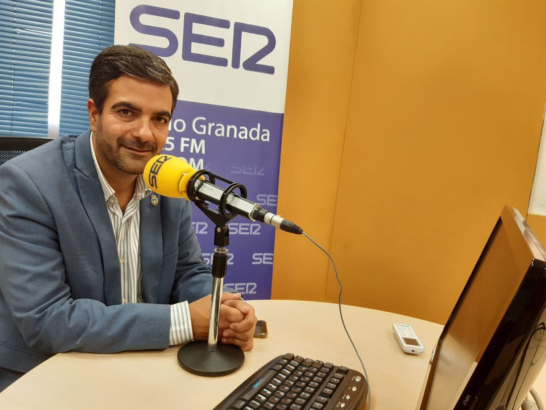 Joaquín Camacho, en los estudios de Radio Granada