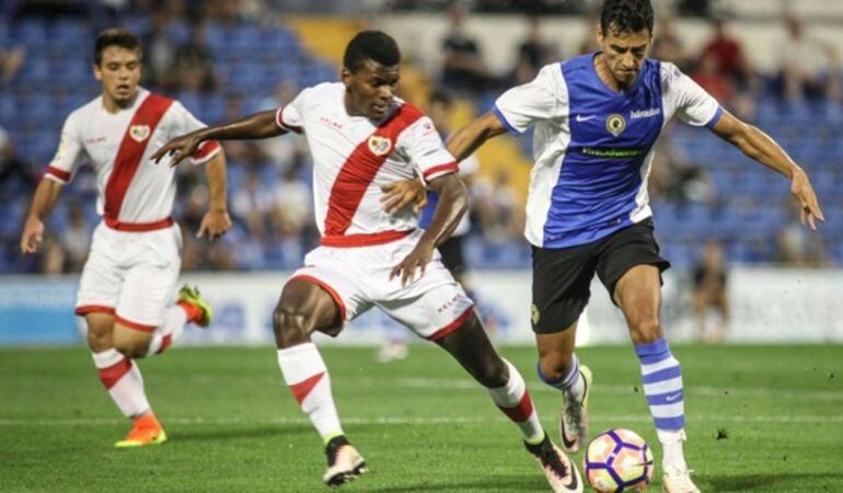 Nieto pelea un balón durante el partido