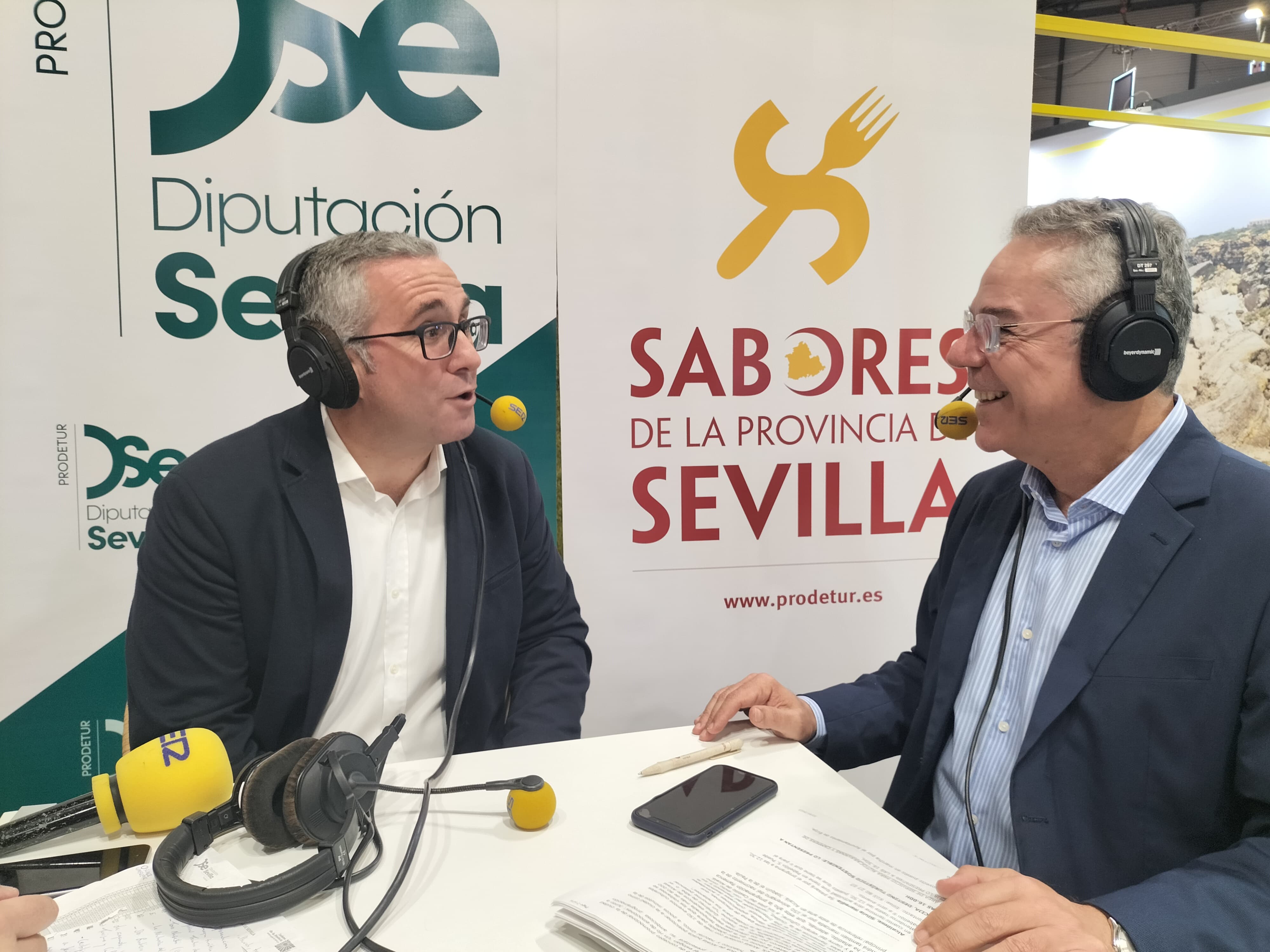 Juan Manuel Valle alcalde los Los Palacios y Villafranca junto a Salomón Hachuel en FITUR